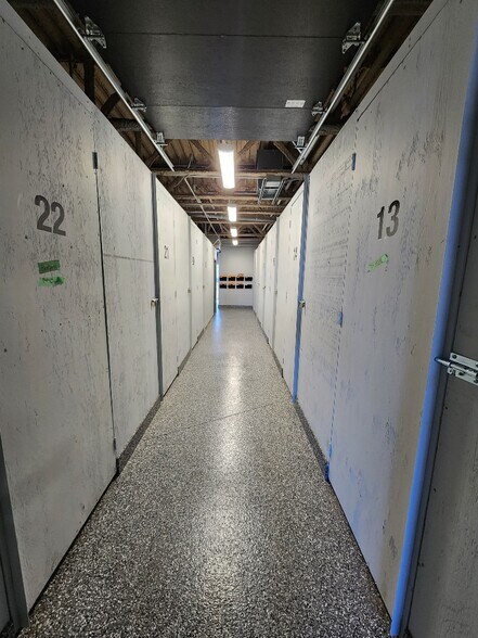 More Photos Of 17990 Rue Des Gouverneurs, Mirabel Distribution For Lease