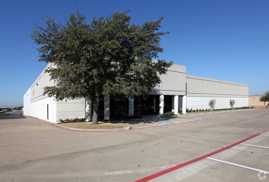 More Photos Of 10817 Sanden Dr, Dallas Distribution For Lease