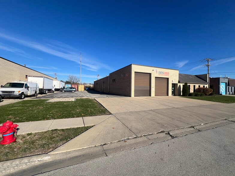 More Photos Of 131 Garlisch Dr, Elk Grove Village Warehouse For Lease