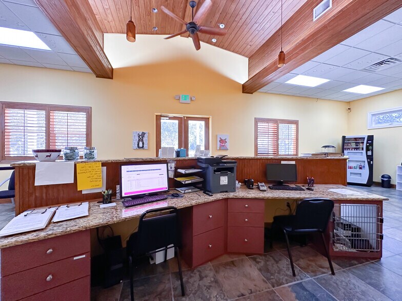 More Photos Of 6580 69th St, Vero Beach Veterinarian Kennel For Sale