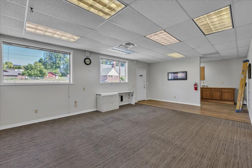 More Photos Of 3701 W G St, Bremerton Service For Sale