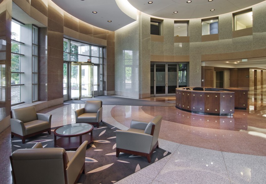 More Photos Of 25 NW Point Blvd, Elk Grove Village Office For Lease