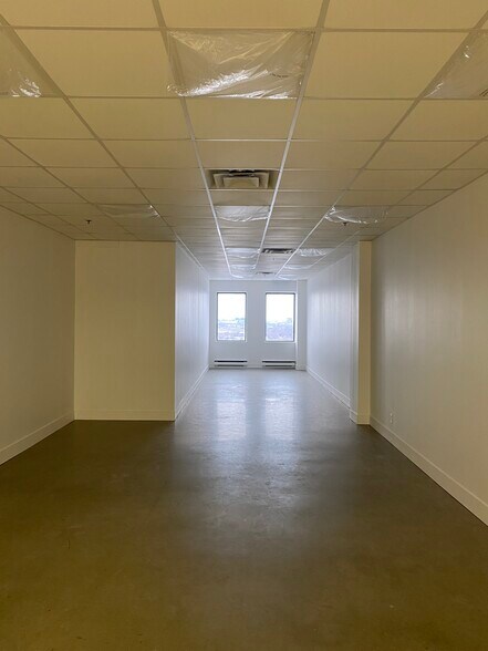 More Photos Of 555 Rue Chabanel O, Montréal Office For Sale