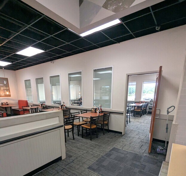 More Photos Of 19120 E Valley View Pky, Independence Restaurant For Lease