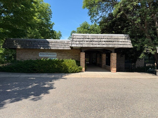 More Photos Of 18340 Minnetonka Blvd, Deephaven Office For Lease