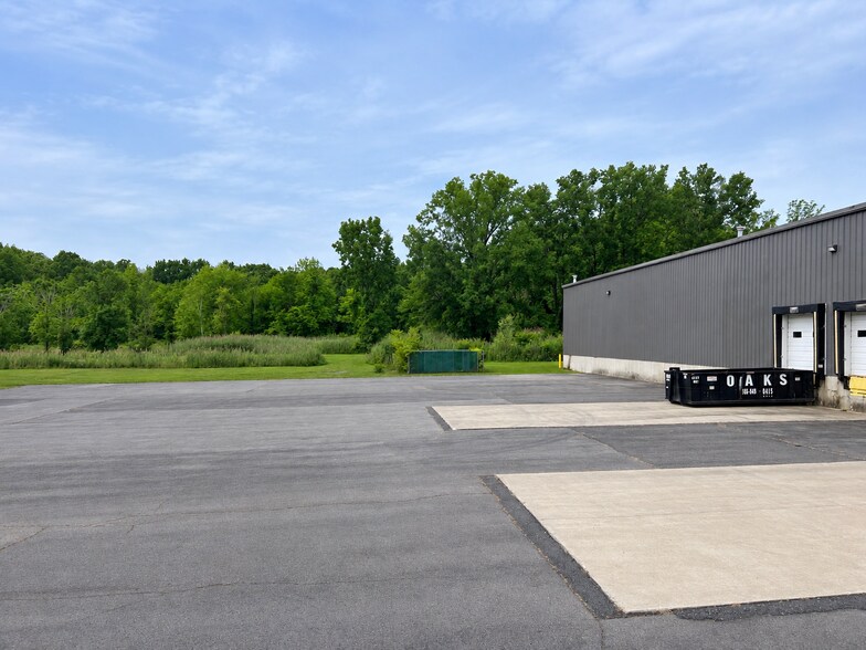 More Photos Of 645 Wemple Rd, Glenmont Warehouse For Lease