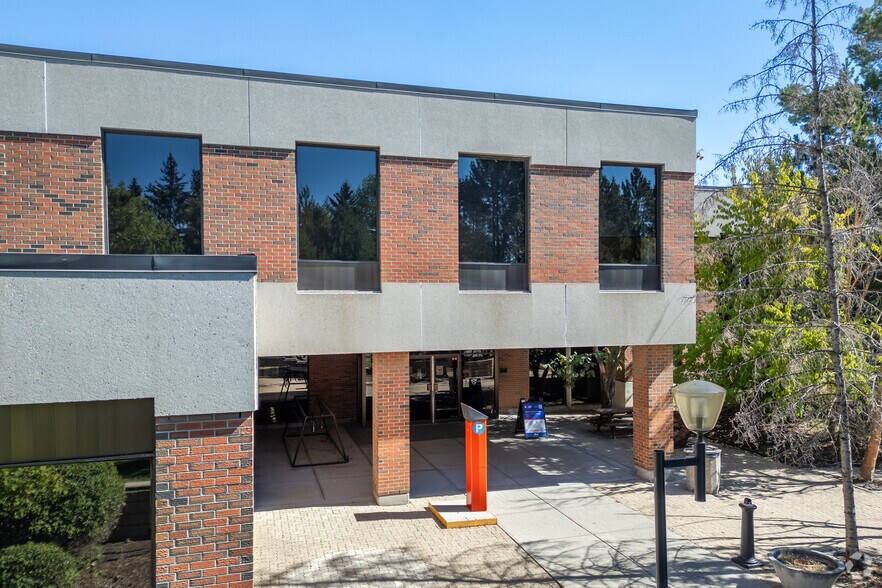 More Photos Of 3512 33rd St NW, Calgary Office For Lease