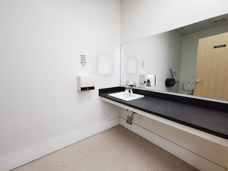 More Photos Of 3871 N Fraser Way, Burnaby Showroom For Sale