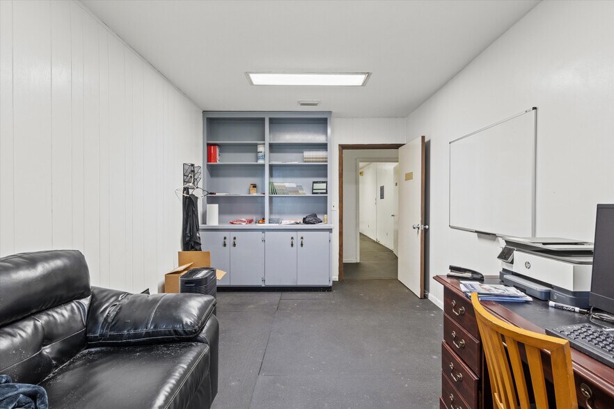 More Photos Of 1355 E Lafayette St, Tallahassee Veterinarian Kennel For Sale