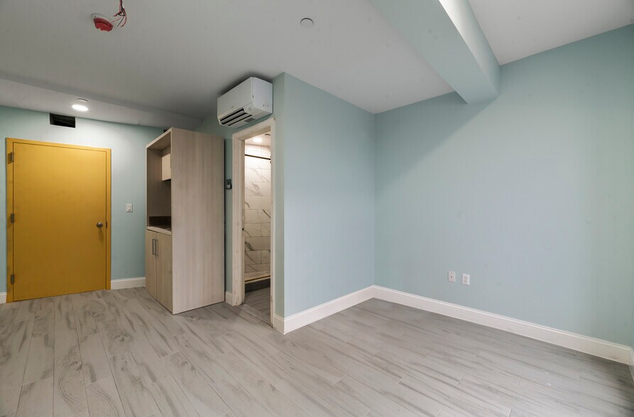 More Photos Of 14 Olive St, Brooklyn Hotel For Lease