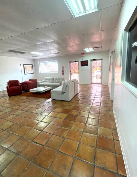 More Photos Of 2154 Burbank St, Dallas Freestanding For Lease