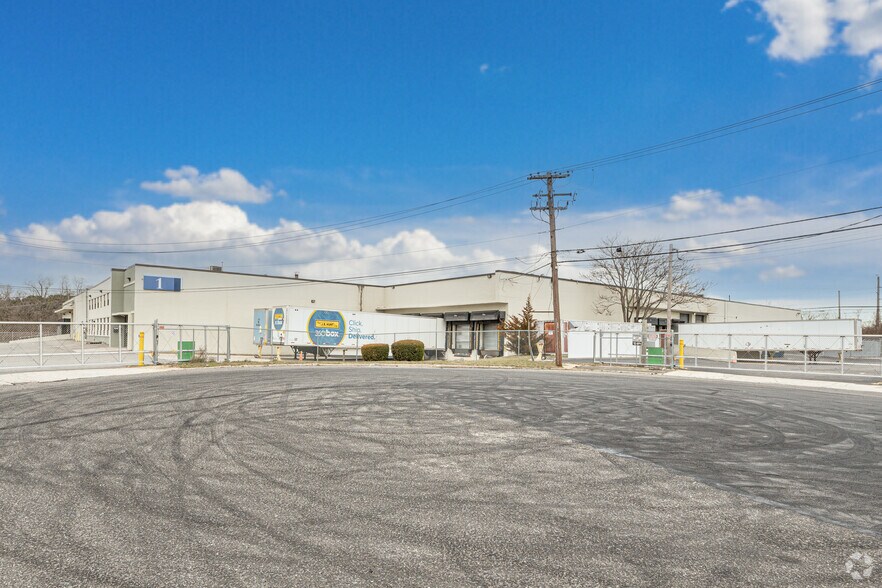 More Photos Of 1 Adams Blvd, Farmingdale Warehouse For Lease