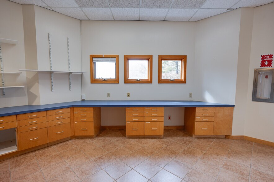 More Photos Of 154 Sturbridge Rd, Charlton Veterinarian Kennel For Lease