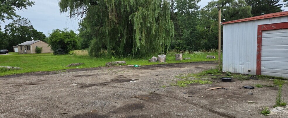 More Photos Of 35543 US-45, Lake Villa Flex For Sale