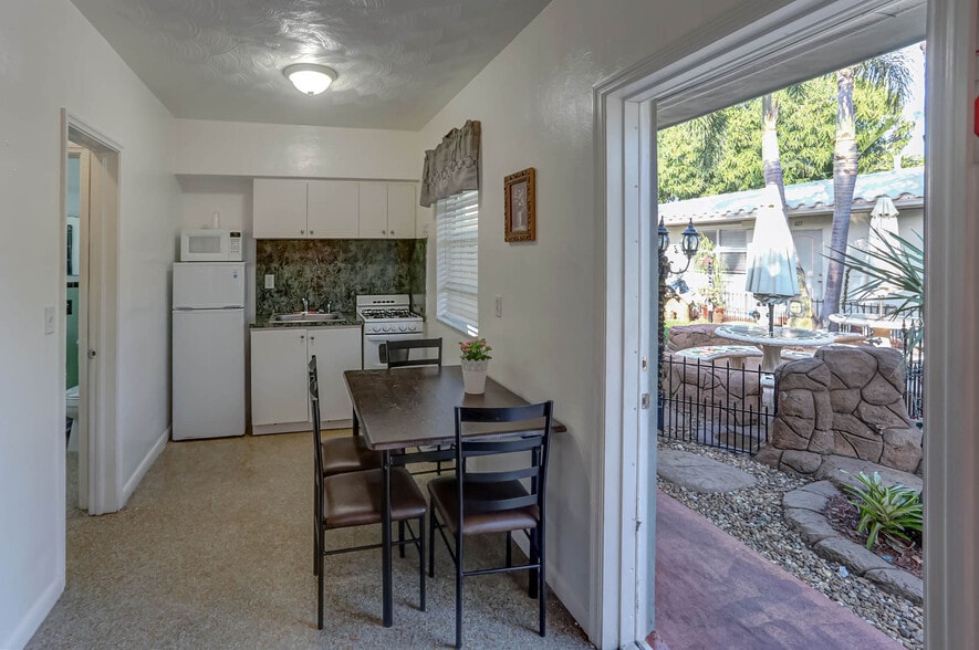 More Photos Of 1743 Wiley St, Hollywood Hotel For Sale