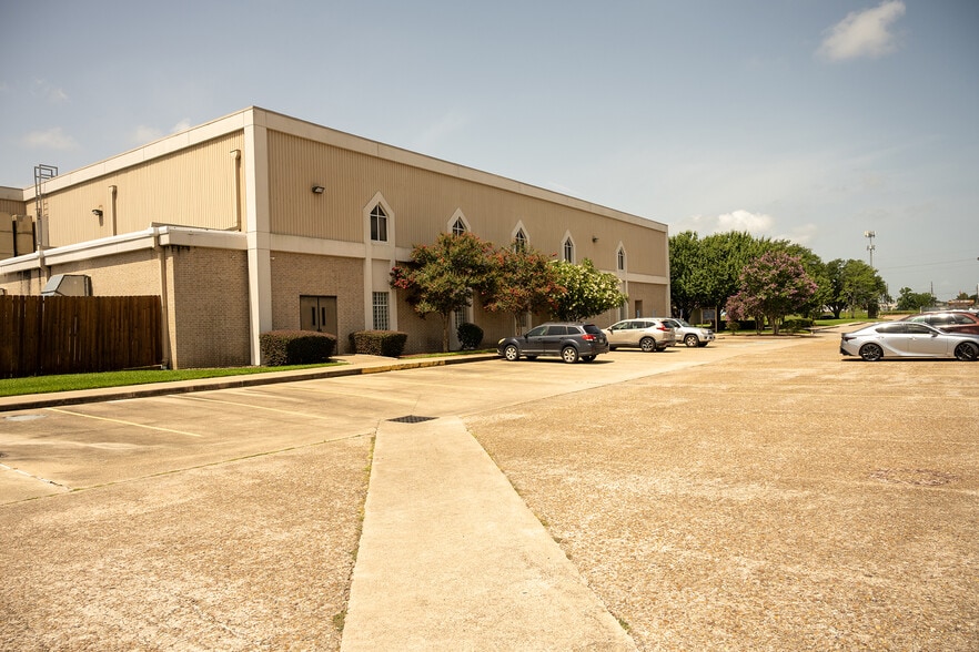 More Photos Of 16000 Rippling Water Dr, Houston Religious Facility For Sale
