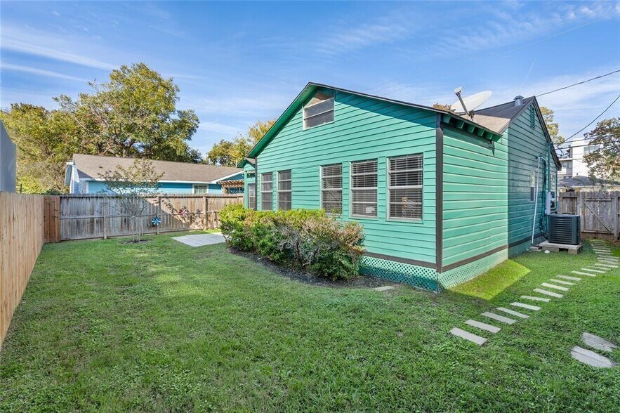 More Photos Of 1118 W 21st St, Houston Office For Sale