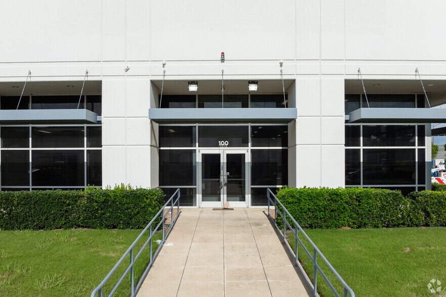 More Photos Of 15124 Grand River Rd, Fort Worth Distribution For Lease