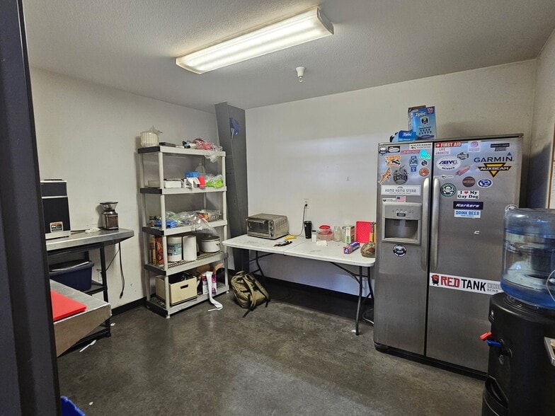 More Photos Of 340 SE Logsden St, Bend Warehouse For Lease