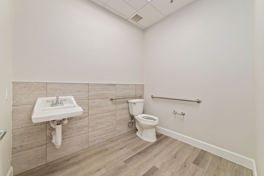 More Photos Of 18747 Mueschke Rd, Cypress Office For Lease