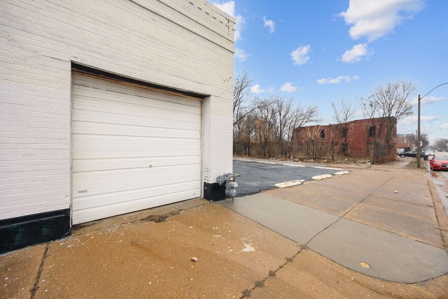 More Photos Of 2600 N Florissant Ave, Saint Louis Flex For Sale