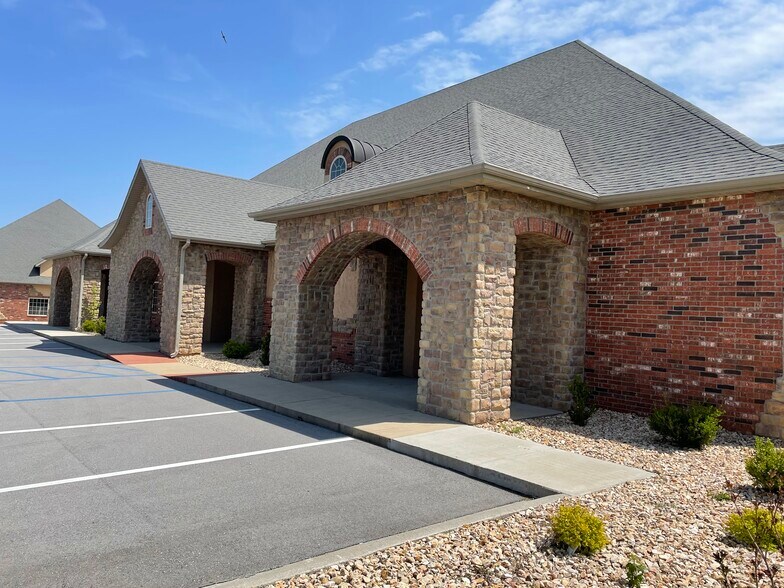More Photos Of 844 W Guin Rd, Nixa Office For Lease