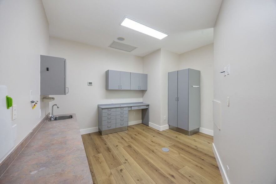 More Photos Of 871 106th Ave N, Naples Medical For Sale