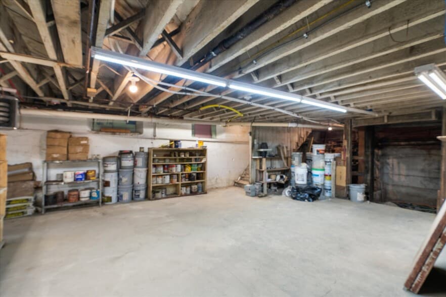 More Photos Of 102 S Richmond St, Fleetwood Warehouse For Sale