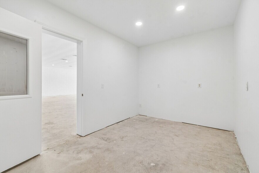 More Photos Of 1956 Kingsley Ave, Orange Park General Retail For Sale