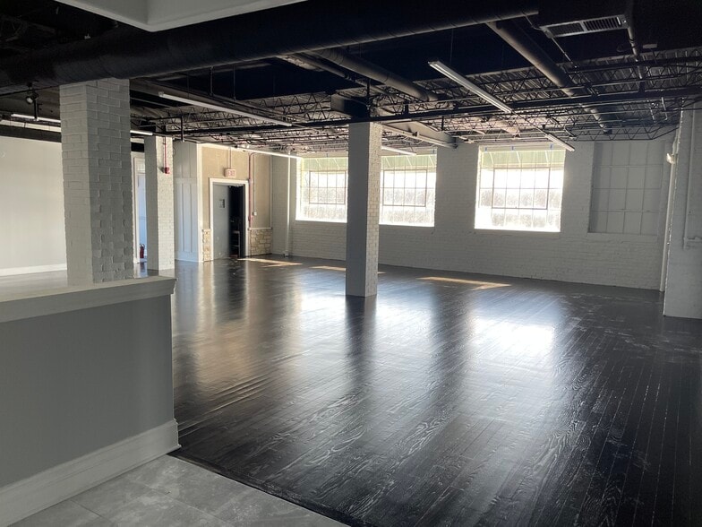 More Photos Of 1007 Tower Ct, Winnetka Service For Lease