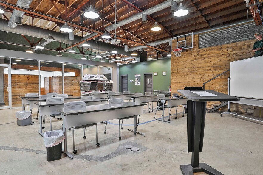 More Photos Of 147 Jackson St, Newnan Freestanding For Lease