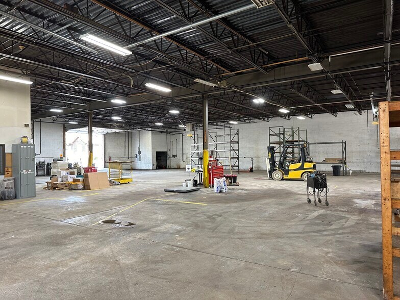 More Photos Of 305 Hankes Ave, Aurora Warehouse For Sale