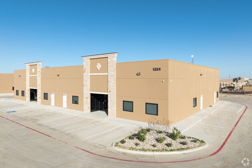 More Photos Of 1354 Ranchers Legacy Trl, Fort Worth Warehouse For Lease