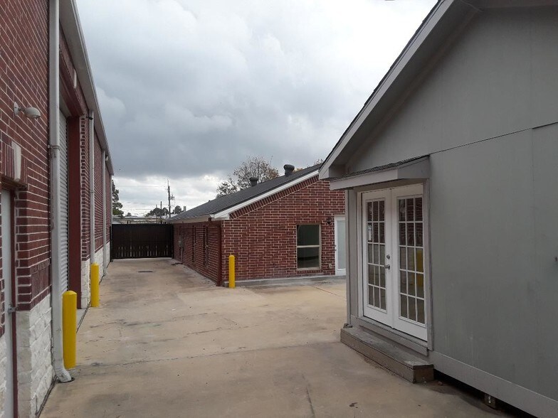 More Photos Of 11126 Timber Crest Dr, Houston Warehouse For Lease