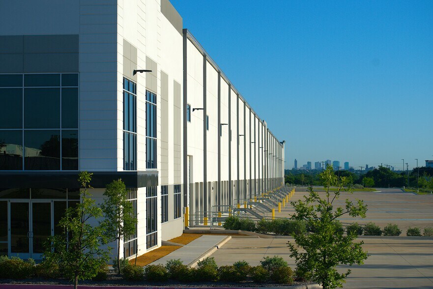 More Photos Of 9401 Hemphill St, Fort Worth Warehouse For Lease