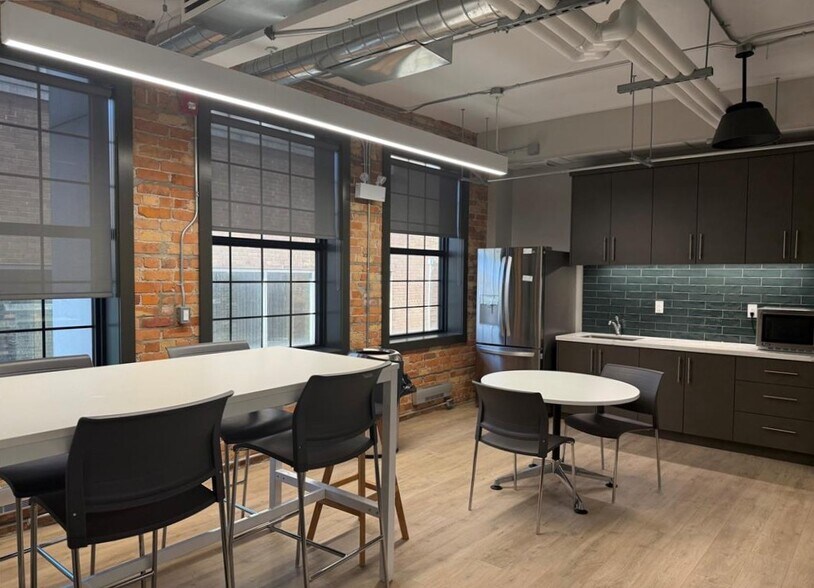 More Photos Of 46-58 Chatham St W, Windsor Office For Lease