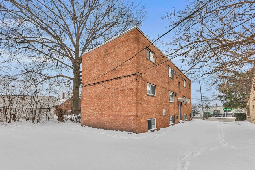 Primary Photo Of 16703 Harvard Rd, Cleveland Apartments For Sale