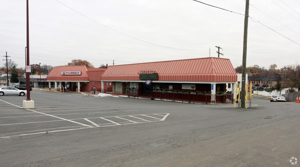 More Photos Of 4720 Lee Hwy, Arlington Unknown For Lease