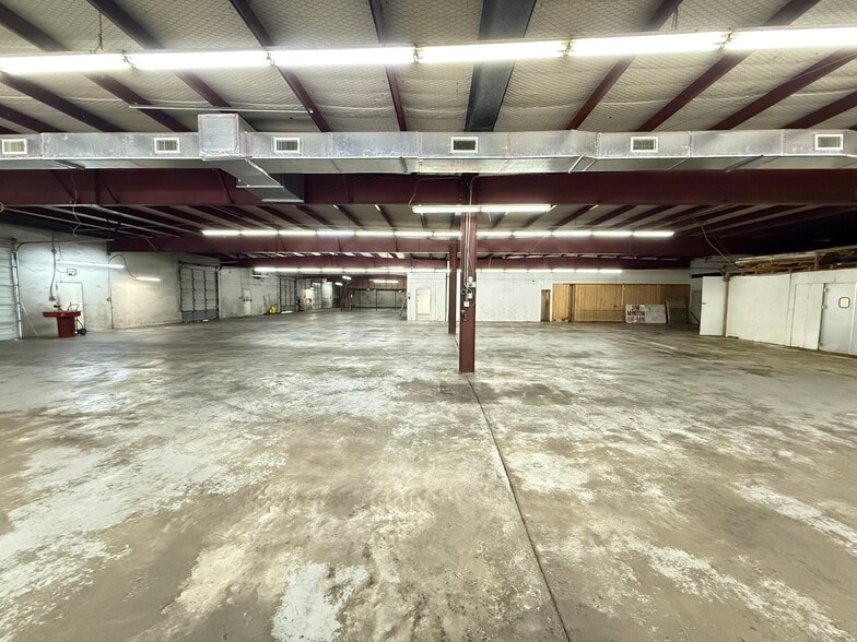 More Photos Of 11104 N Lamar Blvd, Austin Showroom For Lease