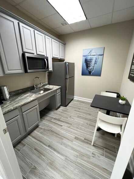 More Photos Of 202 Industrial Blvd, Sugar Land Office For Lease