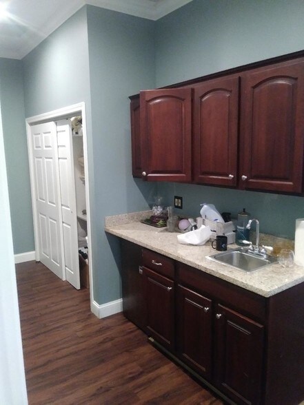 More Photos Of 124-128 S River Rd, Bedford Unknown For Lease