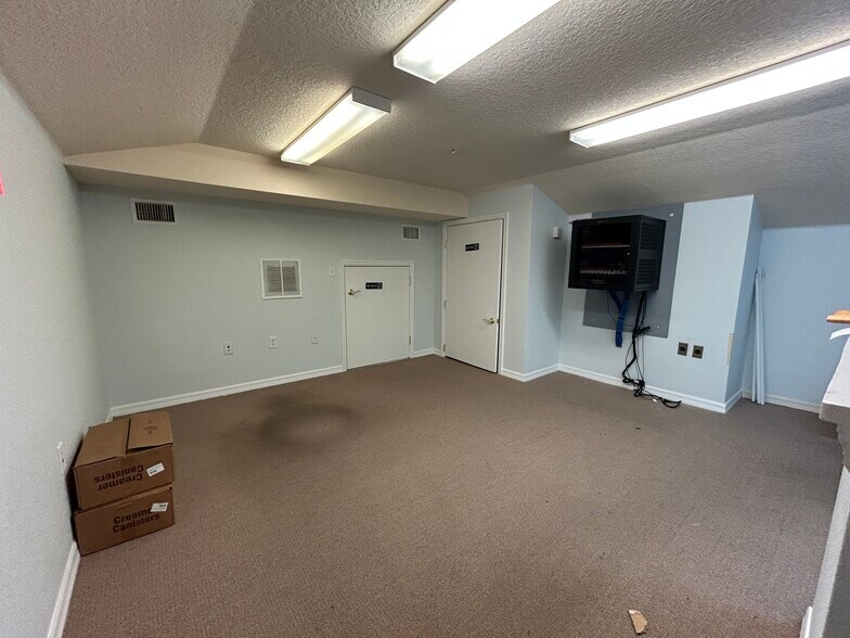 More Photos Of 37914 Daughtery Rd, Zephyrhills Medical For Sale