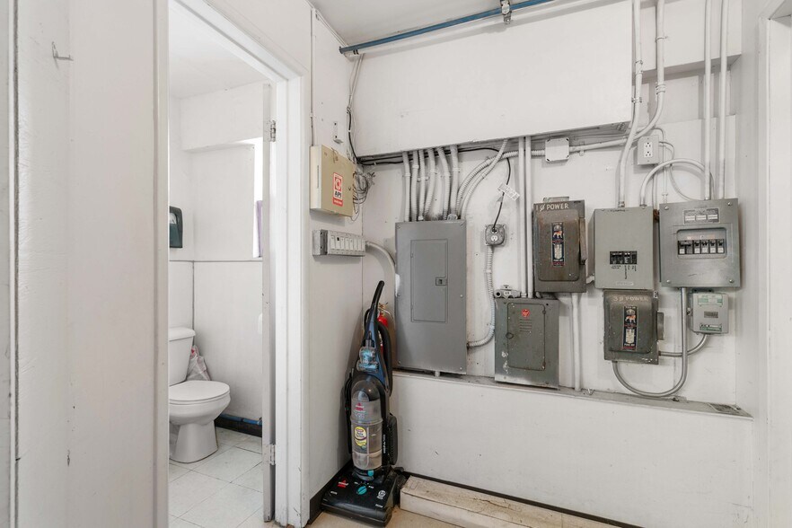 More Photos Of 979 S La Brea Ave, Inglewood Freestanding For Sale