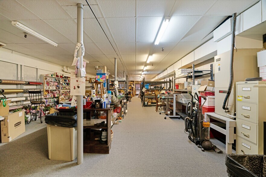 More Photos Of 20 North Plz, Paris General Retail For Sale