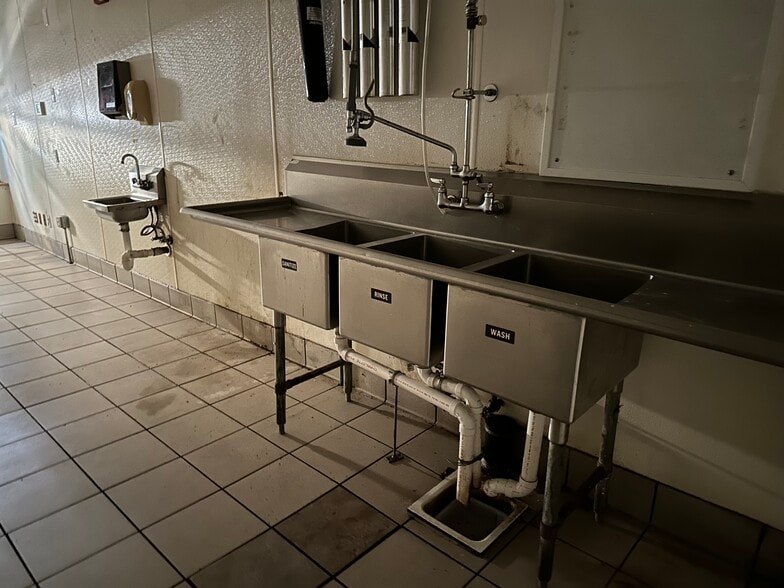 More Photos Of 101 W Park Ave, Long Beach Storefront For Lease