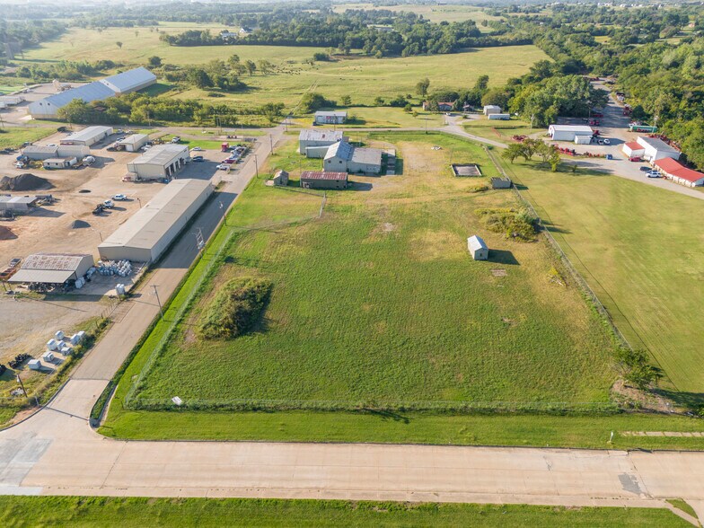 More Photos Of 600 W Cherry St, Cushing Warehouse For Lease