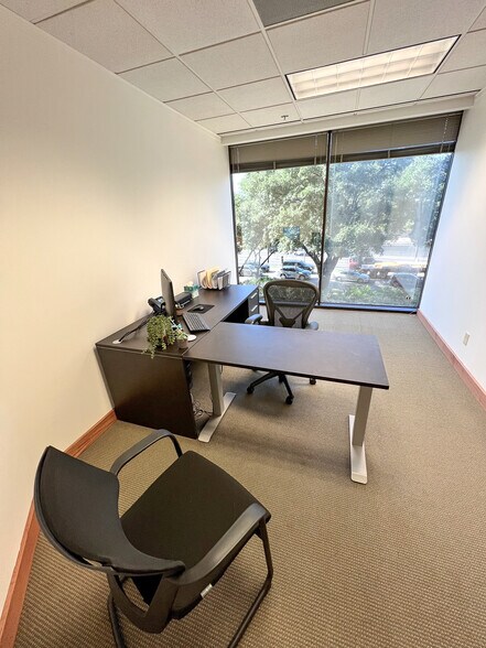 More Photos Of 5950 Berkshire Ln, Dallas Office For Lease