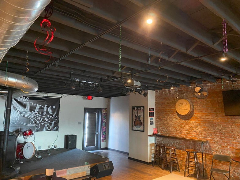 More Photos Of 4247 S Kingshighway Blvd, Saint Louis Bar For Lease