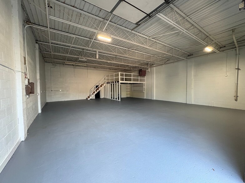 More Photos Of 32722 W 8 Mile Rd, Farmington Hills Warehouse For Lease