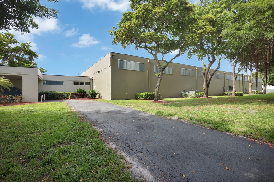 More Photos Of 14100 NW 58th Ct, Miami Lakes Warehouse For Lease